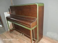 Upright piano, don't no make.