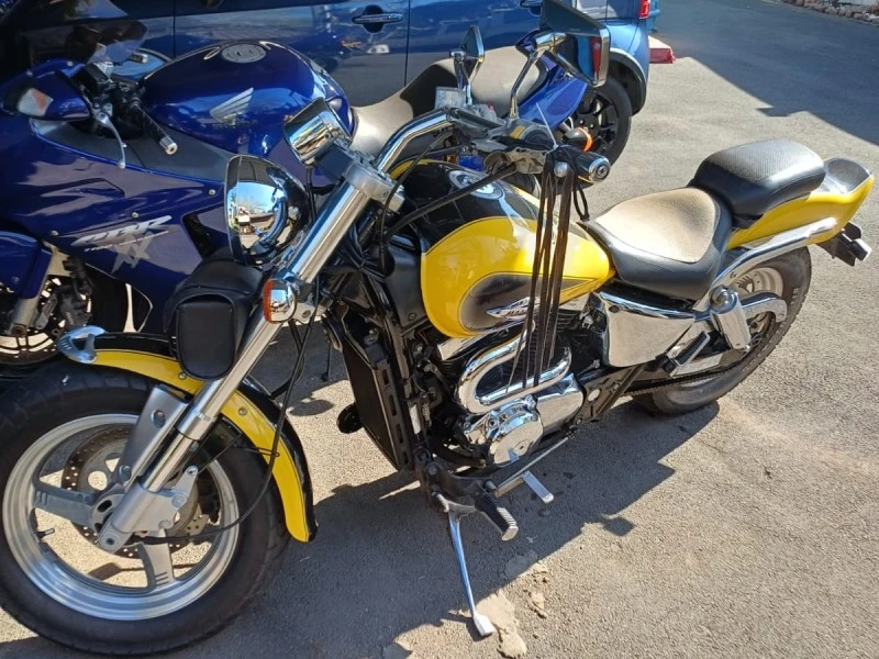 Motorcycle Suzuki 800cc Marauder 2000 model