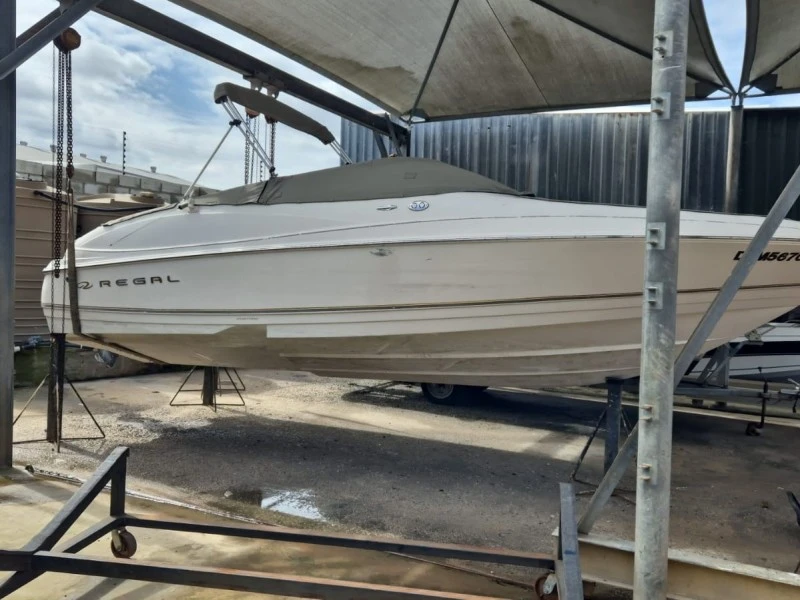 Motor boat Regal 2300