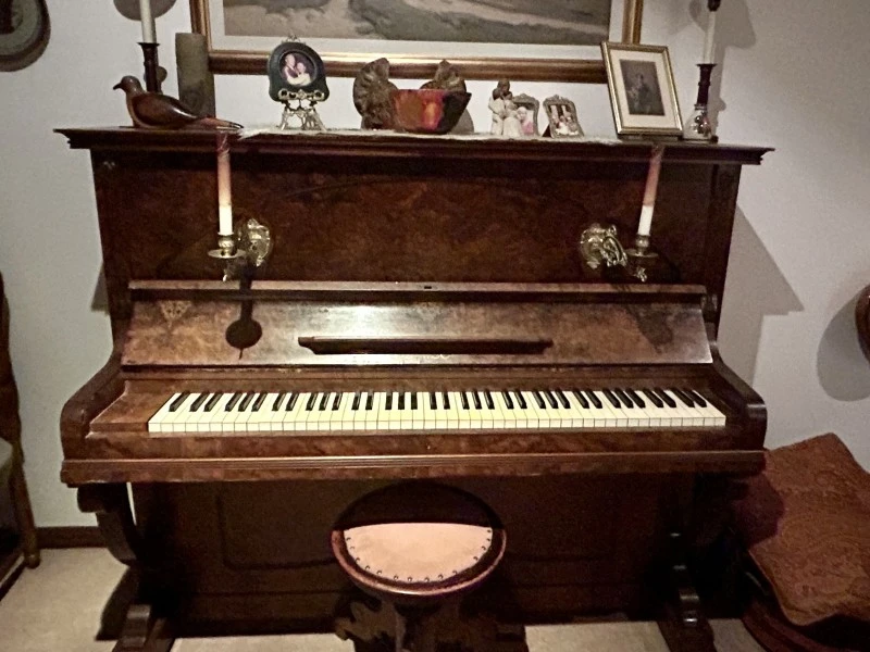 Antique ronisch piano