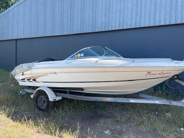 Motor boat Searay