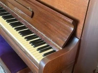 Upright piano