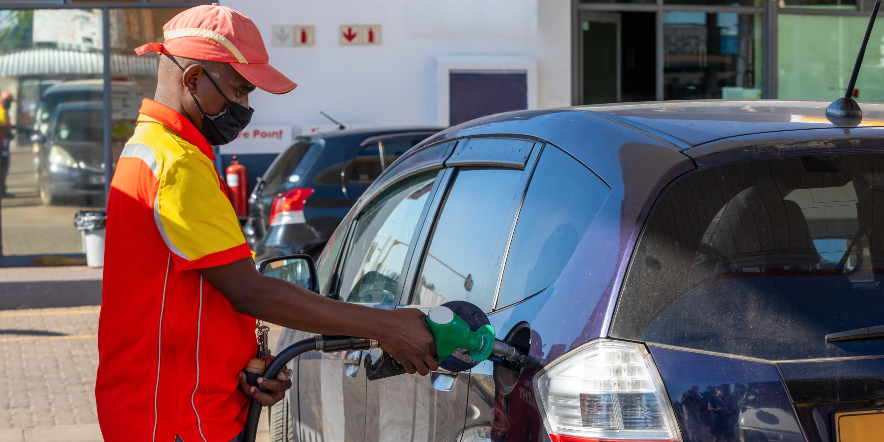 Tipping petrol attendants cultural etiquette South Africa